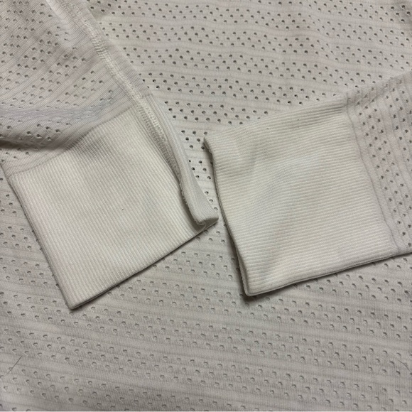 Lululemon Breeze By Shirt Women's White Long Sleeve Breathable Run Top Gym - Picture 3 of 9